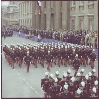 Défilé à pied. Passage devant l'Ecole militaire des élèves de l'école spéciale militaire (ESM) de Saint-Cyr suivie de l'école militaire interarmées (EMIA) lors de la cérémonie du 14 juillet 1977.