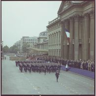 Défilé à pied. Passage devant l'Ecole militaire des élèves de l'école militaire interarmées (EMIA), lors de la cérémonie du 14 juillet 1977.