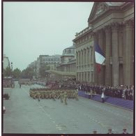 Défilé à pied. Passage devant l'Ecole militaire d'un bataillon des élèves de l'école des officiers de réserve (EOR), lors de la cérémonie du 14 juillet 1977.