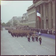 Défilé à pied. Passage devant l'Ecole militaire du drapeau et sa garde de la Garde républicaine de Paris (GRP), lors de la cérémonie du 14 juillet 1977.