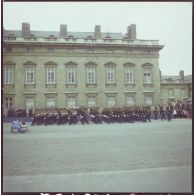 Défilé à pied. Passage devant l'Ecole militaire de la Garde républicaine de Paris (GRP), lors de la cérémonie du 14 juillet 1977.