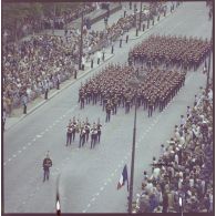 Vue aérienne du défilé à pied. Passage du drapeau et sa garde de la Garde républicaine de Paris (GRP), lors de la cérémonie du 14 juillet 1977.