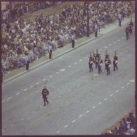 Vue aérienne du défilé à pied. Passage du drapeau et sa garde de la Garde républicaine de Paris (GRP), lors de la cérémonie du 14 juillet 1977.