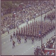 Vue aérienne du défilé à pied. Passage de la Garde républicaine de Paris (GRP), lors de la cérémonie du 14 juillet 1977.