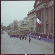 Défilé à pied. Passage devant l'Ecole militaire du drapeau et sa garde d'une unité de la gendarmerie mobile, lors de la cérémonie du 14 juillet 1977.