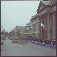 Défilé à pied. Passage devant l'Ecole militaire du drapeau et sa garde du groupement d’infanterie des troupes de marine, suivi du 22e régiment d’infanterie de marine (22e RIMa) et du 23e RIMa, lors de la cérémonie du 14 juillet 1977.