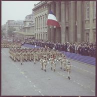 Défilé à pied. Passage devant l'Ecole militaire du drapeau et sa garde du groupement d’infanterie des troupes de marine, suivi du 22e régiment d’infanterie de marine (22e RIMa) et du 23e RIMa, lors de la cérémonie du 14 juillet 1977.