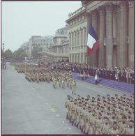 Défilé à pied. Passage devant l'Ecole militaire du drapeau et sa garde du 22e régiment d’infanterie de marine (22e RIMa) suivi du 23e RIMa, lors de la cérémonie du 14 juillet 1977.