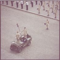 Le général d’armée Jean Favreau, gouverneur militaire de Paris (GMP), à bord d'un command car, devant la fanfare du 501e régiment de chars de combat (501e RCC) de Rambouillet, lors de la cérémonie du 14 juillet 1977.