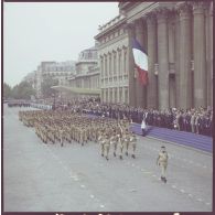 Défilé à pied. Passage devant l'Ecole militaire du drapeau et sa garde du 23e régiment d’infanterie de marine (23e RIMa), lors de la cérémonie du 14 juillet 1977.