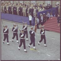 Défilé à pied. Passage devant l'Ecole militaire du drapeau et sa garde du Centre d’instruction naval (CIN) de Saint-Mandrier lors de la cérémonie du 14 juillet 1977.