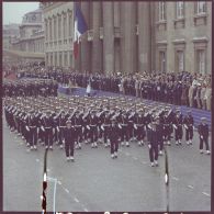 Défilé à pied. Passage devant l'Ecole militaire des élèves du Centre d’instruction naval (CIN) de Brest, lors de la cérémonie du 14 juillet 1977.