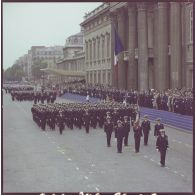 Défilé à pied. Passage devant l'Ecole militaire du drapeau et sa garde de l'école de l’air, suivie de l'école militaire de l’air et de l'école des officiers de réserve (EOR) d’Evreux, lors de la cérémonie du 14 juillet 1977.