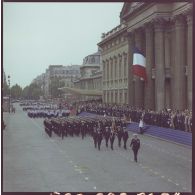 Défilé à pied. Passage devant l'Ecole militaire du drapeau et sa garde de l'école des officiers de réserve (EOR) d’Evreux, suivie de l'école technique de l’armée de l’air (EETAA) de Rochefort et de l'école technique de l’armée de l’air (EETAA) de Saintes, lors de la cérémonie du 14 juillet 1977.