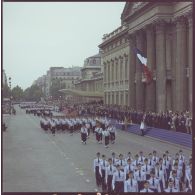 Défilé à pied. Passage devant l'Ecole militaire de l'école technique de l’armée de l’air (EETAA) de Saintes, suivi du drapeau et sa garde de l'escadron de protection et d’honneur de Saint-Cyr, et de la base aérienne (BA) 123 d’Orléans et de la base aérienne (BA) 113 de Saint-Dizier, lors de la cérémonie du 14 juillet 1977.