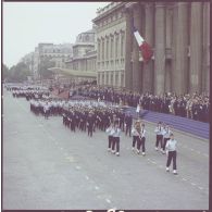 Défilé à pied. Passage devant l'Ecole militaire du drapeau et sa garde de l'école technique de l’armée de l’air (EETAA) de Saintes, suivie de l'escadron de protection et d’honneur de Saint-Cyr, de la base aérienne (BA) 123 d’Orléans et de la base aérienne (BA) 113 de Saint-Dizier, lors de la cérémonie du 14 juillet 1977.