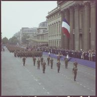 Défilé à pied. Passage devant l'Ecole militaire de l'escadron 9/11 parachutiste de la Gendarmerie mobile (EPGM 9/11) suivi du 1er régiment de chasseurs parachutistes (1er RCP), lors de la cérémonie du 14 juillet 1977.