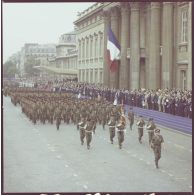 Défilé à pied. Passage devant l'Ecole militaire du drapeau et sa garde de l'école des fusiliers-marins, suivie des fusiliers-marins commandos (Fumaco), lors de la cérémonie du 14 juillet 1977.