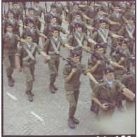 Défilé à pied. Passage devant l'Ecole militaire du groupement de fusiliers-commandos de l’Air (GFCA) de Nîmes équipé de mitrailleuses AN-F1, lors de la cérémonie du 14 juillet 1977.