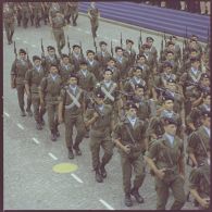 Défilé à pied. Passage devant l'Ecole militaire du groupement de fusiliers-commandos de l’Air (GFCA) de Nîmes équipé de mitrailleuses AN-F1, lors de la cérémonie du 14 juillet 1977.