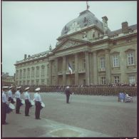 Défilé à pied. Passage devant l'Ecole militaire de l'école des fusiliers-marins lors de la cérémonie du 14 juillet 1977.