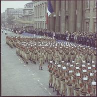 Défilé à pied. Passage devant l'Ecole militaire des unités de la Légion étrangère, le 2e régiment étranger (2e RE), suivi du 1er régiment étranger de cavalerie (1er REC) et du 2e régiment étranger parachutiste (2e REP), lors de la cérémonie du 14 juillet 1977.