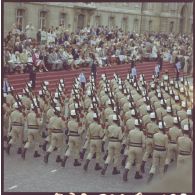 Défilé à pied. Passage devant l'Ecole militaire du 2e régiment étranger parachutiste (2e REP) de dos, lors de la cérémonie du 14 juillet 1977.