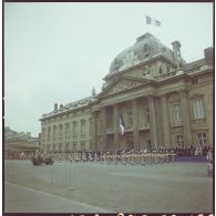 Défilé à pied. Passage devant l'Ecole militaire des pionniers de la Légion étrangère suivis de la musique de la Légion étrangère (MLE), lors de la cérémonie du 14 juillet 1977.