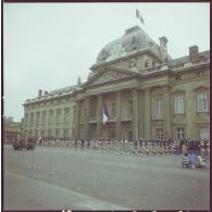 Défilé à pied. Passage devant l'Ecole militaire de la musique de la Légion étrangère (MLE), lors de la cérémonie du 14 juillet 1977.