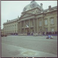 Défilé à pied. Passage devant l'Ecole militaire des drapeaux et leur garde des unités de la Légion étrangère, le 1er régiment étranger (1er RE), le 2e régiment étranger (2e RE), le 1er régiment étranger de cavalerie (1er REC) et le 2e régiment étranger parachutiste (2e REP), lors de la cérémonie du 14 juillet 1977.