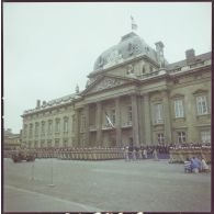 Défilé à pied. Passage devant l'Ecole militaire des unités de la Légion étrangère, le 1er régiment étranger (1er RE), le 2e régiment étranger (2e RE), le 1er régiment étranger de cavalerie (1er REC) et le 2e régiment étranger parachutiste (2e REP), lors de la cérémonie du 14 juillet 1977.