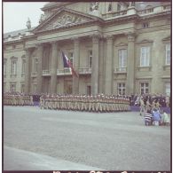 Défilé à pied. Passage devant l'Ecole militaire des unités de la Légion étrangère, lors de la cérémonie du 14 juillet 1977.