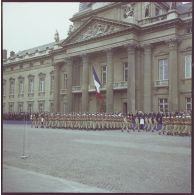 Défilé à pied. Passage devant l'Ecole militaire du 2e régiment étranger parachutiste (2e REP), lors de la cérémonie du 14 juillet 1977.