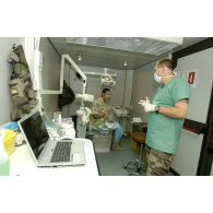 Patient militaire chez le dentiste.