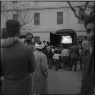 Projection publique d'un film à Alger.