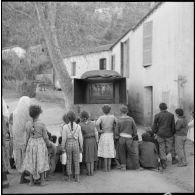 Projection en plein air d'un film à des enfants.