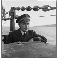 Portrait du lieutenant de vaisseau Pierre Sonneville, commandant le sous-marin des Forces navales françaises libres (FNFL) la Minerve, dans la baignoire du kiosque du bâtiment au cours d'un exercice.