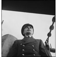 Portrait du lieutenant de vaisseau Pierre Sonneville, commandant le sous-marin des Forces navales françaises libres (FNFL) la Minerve, dans la baignoire du kiosque du bâtiment au cours d'un exercice.