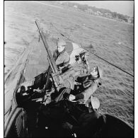 Exercice de tir antiaérien d'une des mitrailleuses Hotchkiss de 13,2 mm du sous-marin des Forces navales françaises libres (FNFL) la Minerve.