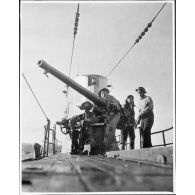 Exercice de tir antiaérien du canon de 75 mm du sous-marin des Forces navales françaises libres (FNFL) la Minerve.