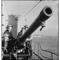 Exercice de tir antiaérien du canon de 75 mm du sous-marin des Forces navales françaises libres (FNFL) la Minerve.