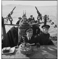 L'officier de 1re classe des équipages Paul Vibert dans le kiosque du sous-marin la Minerve.