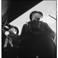 Officiers de quart dans le kiosque du sous-marin des Forces navales françaises libres (FNFL) la Minerve pendant un exercice du bâtiment.