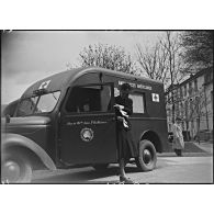 Ambulance et camion opératoire de l'hôpital Necker dans une rue de Paris.