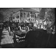 Des canons de 155 mm court modèle 1915 hippotractés de la 86e DI défilent devant le général Weygand.