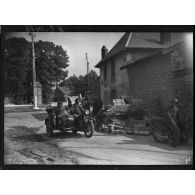 Motocyclistes du 6e GRDI dans Cauroy.