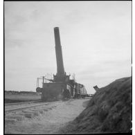 Un obusier de 400 mm de l'ALVF (artillerie lourde sur voie ferrée) est photographié en plan général de trois quarts avant.