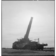 Plan général d'un obusier de 400 mm M1915/1916 de l'ALVF (artillerie lourde sur voie ferrée) photographié à contre-jour sur son affût-truck à berceau.