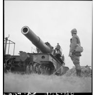 Un obusier de 400 mm de l'ALVF (artillerie lourde sur voie ferrée) est photographié en plan général de trois quarts avant.