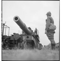 Un obusier de 400 mm de l'ALVF (artillerie lourde sur voie ferrée) est photographié en plan général de trois quarts avant.